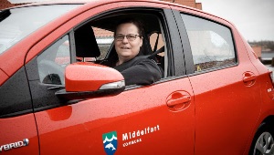SOSU-assistent sidder i sin bil